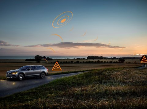 Modely Volvo po celej Európe sa budú navzájom upozorňovať na klzké cesty a nebezpečenstvo na cestách