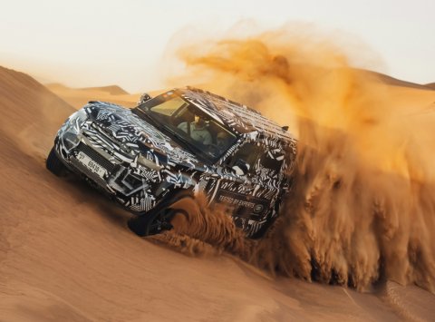 Nový Land Rover Defender sa ukazuje na fotkách v púšti