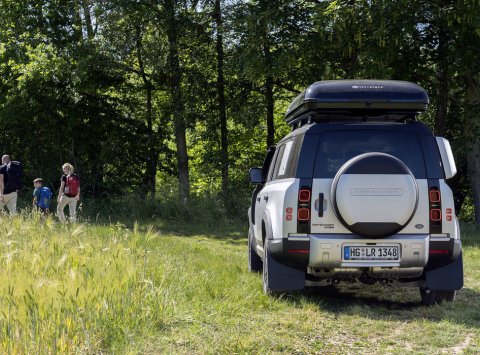 Nový Land Rover Defender už sa vie premeniť aj v odolný domov na cestách