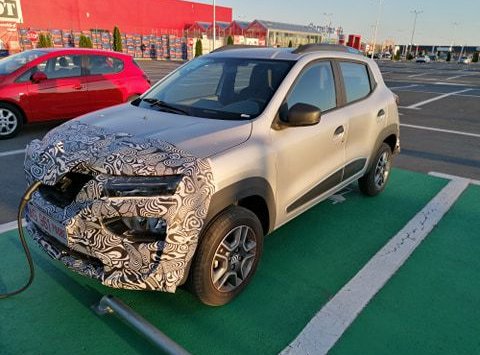 Elektrická Dacia nafotená s maskovaním