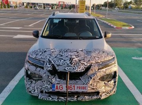 Elektrická Dacia nafotená s maskovaním